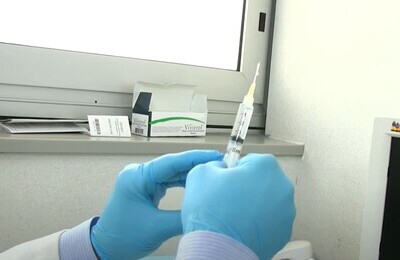 Проведение кодирования Вивитролом в Лузе Шприц с Вивитролом в руках у врача